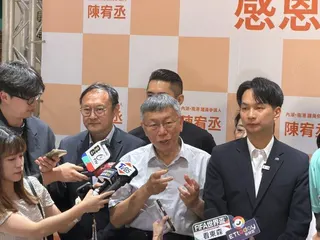 民眾黨前主席柯文哲出席北市議員陳宥丞感恩募款餐會前受訪。(記者林佳彣／攝影)