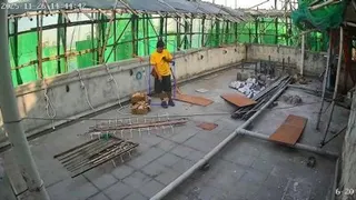 香港大埔宏福苑火灾独立委员会网站上载委员会代表大律师的总结陈词中，含闭路电视截图显示事发当天大约下午2时44分，有身穿建筑公司制服的工人在天台吸烟。（图取自香港大埔宏福苑火灾独立委员会代表大律师总结陈词）