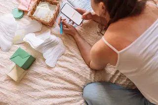 一名女性使用經期追蹤應用程式