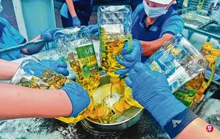 台湾中联油脂的大豆沙拉油验出一级致癌物苯骈芘(BaP)超标的重大食安事件，迄今仍未查明原因。 （档案照片）