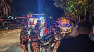消拯员把重伤路人送往医院。