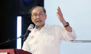 Prime Minister Datuk Seri Anwar Ibrahim delivers his speech at the Madani Kita Programme at Dewan Komuniti Taman Perpaduan here today. NSTP/L. MANIMARAN