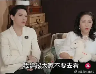 向佐（左）在直播间的一句玩笑话，让大众联想起向太（右）与周星驰12年前的恩怨。 （视频截图）