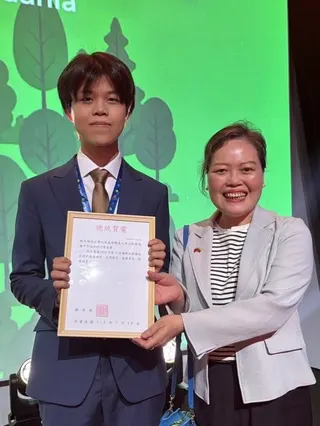 2026年第37屆國際生物奧林匹亞競賽於12日至19日在立陶宛舉行，台灣4名高中生全數奪金，駐立陶宛代表王雪虹（右）於頒獎典禮上，轉頒總統賴清德及副總統蕭美琴賀電，肯定獲獎學生。（駐立陶宛代表處提供）中央社記者游堯茹維爾紐斯傳真　115年7月19日