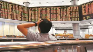 韩国散户投资者在AI晶片热潮中大举加杠杆，押注该国科技巨头，如今正承受惨重亏损，这场豪赌的代价正在集中显现。（示意图，档案照）
