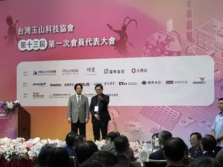 台總統賴清德（左）晚間參加台灣玉山科技協會會員代表大會，與理事長童子賢（右）同台...