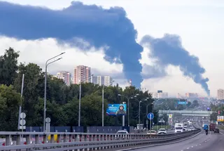 7月20日，俄罗斯莫斯科州波多利斯克（Podolsk）遭乌克兰无人机袭击后，现场浓烟滚滚。（路透社）