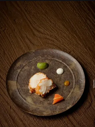 龍蝦｜胡蘿蔔｜茂谷柑，料理靈感來自台南辦桌文化的「五柳枝」，鮮甜的澳洲龍蝦裹上池上的鴨米餅炸至金黃，鋪上蝦殼精華及南法香草熬製的普羅旺斯醬。取自IG@予島