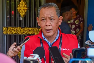 Negri Sembilan Pakatan Harapan chairman Datuk Seri Aminuddin Harun speaking to reporters while campaigning in Linggi. BERNAMA pic