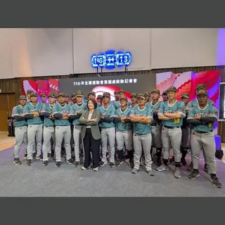 明年全國運動會將在屏東縣舉行，縣府今天舉辦記者會成立籌備處並發表主視覺，縣長周春米（中）與棒球選手合影。記者潘奕言／攝影