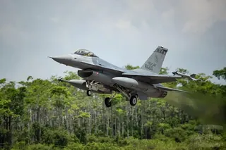 F-16資料照。漢翔航太公司是支持國軍各項軍機後勤維保的關鍵廠商。2026年6月國軍立即備戰操演第三天，嘉義空軍基地的第四戰術戰鬥機聯隊F-16A Block 20（構改F-16V構型）戰鬥機2026.6.24執行緊急起飛執行演練，並進行戰力保存科目。軍聞社