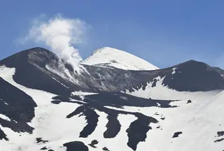 日本北海道十勝岳冒煙的火山口，圖為資料照片。（共同社）