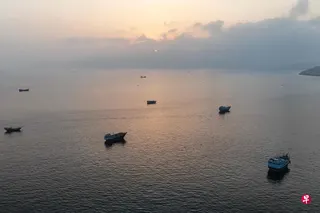 伊朗伊斯兰革命卫队星期二（7月21日）说，两艘试图取道南部“危险航道”通过霍尔木兹海峡的油轮发生爆炸并起火。图为停泊在阿曼北部穆桑达姆半岛附近海域、靠近霍尔木兹海峡的船只。 （示意图/法新社）
