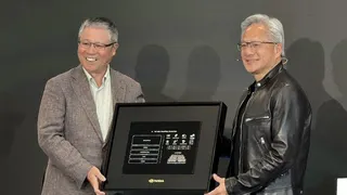 輝達（NVIDIA）執行長黃仁勳（右）21日出席緯創德州達拉斯D1新廠開幕典禮，...