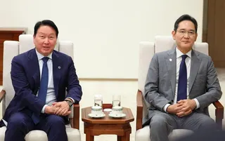 三星電子會長李在鎔（右）與SK集團會長崔泰源（左）等南韓企業領袖傳出本周五在美與...