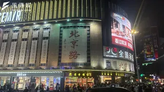 位於廣州北京路步行街附近商戶/田暢拍攝