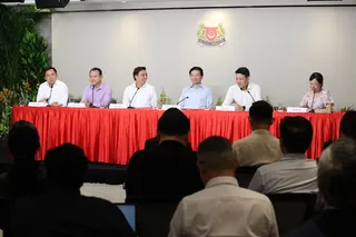 黄循财总理（右三）特别安排多名5G团队成员出席记者会，包括将升任新职务的交通部长兼财政部第二部长萧振祥（左三）、文化、社区及青年部长兼教育部第二部长梁振伟（右二）、人力部代部长兼数码发展及新闻部高级政务部长刘洁敏（右一），以及内政部兼社会及家庭发展部高级政务部长的吴培铭（左一）。属于4G团队的新接任、主管回教事务代部长扎吉哈（左二）也在席上。（何家俊摄）