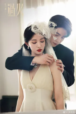 張凌赫、王楚然主演「這一秒過火」，由於片頭用AI製作引發爭議。(取材自微博)