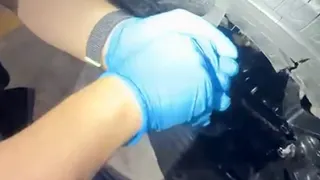 执法人员将车轮轮胎割破，并发现藏有大量走私烟。（截取自ICA视频）