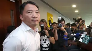 胡志偉在香港立法會大樓內接受記者採訪（2017年）