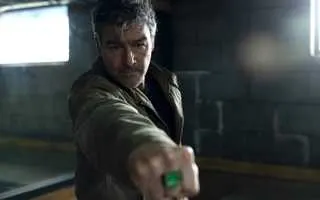 Hal Jordan (Kyle Chandler) holds forward his fist to wield his Green Lantern ring in Lanterns.