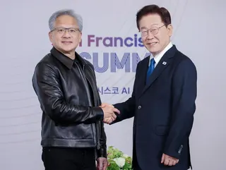輝達執行長黃仁勳(左)24日與南韓總統李在明(右)在舊金山握手合影。(歐新社)