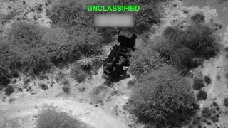 這張中央司令部(CENTCOM)23日發布的影片截圖顯示，美軍在不明地點瞄準一個...