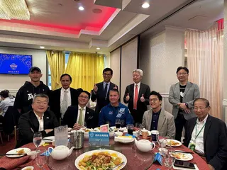 前排左起為蔡其昌、紐約台灣商會會長張育誠、林琪兒、沈伯洋及總統府資政蘇春槐；後排...