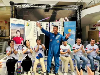 美國國家航空暨太空總署台裔太空人林琪兒(中)等一行人參加MLB紐約大都會「台灣日...