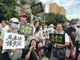来自台湾南部、自称过去从未支持国民党的范女士（身着黑衣）自发北上参与凯道抗议。她受访时说，这场集会是“发自老百姓的怒吼”，因对民进党政府处理食安事件感到失望，决定站出来表达诉求。图为范女士与子女、弟弟及弟媳一家参与集会。 （吕爱丽）