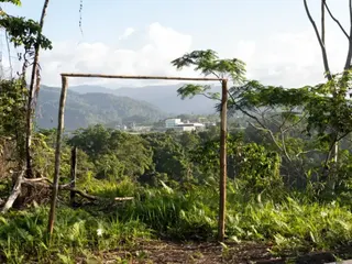 位於索羅門群島首都霍尼亞拉兩小時車程外山區的一個兒童足球場旁，可遠眺金嶺礦場（4/10/2021）