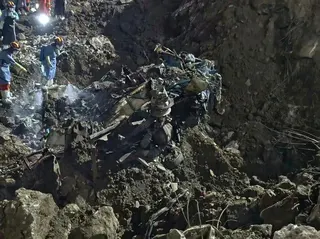 「彭水發布」27日通報，搜救人員已在災害現場找到失聯客運中巴車，並在車輛殘骸內部...