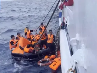 中国海警协助救援越南籍遇险人员。（图取自央视新闻）