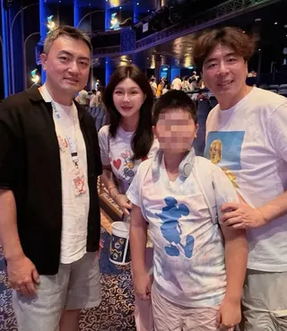 梁赫群一家和老高（左一）合照。翻攝梁太的婚顧生活臉書