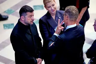 烏克蘭總統澤倫斯基（左）出席南卡羅來納州共和黨籍聯邦參議員葛理漢告別式前，與芬蘭...
