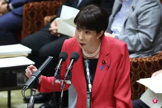 日本民众不满生活费持续上涨，首相高市周一（7月27日）在国会反驳外界指日元疲弱推高生活费，拖累政府支持率的说法。 （彭博社）