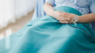 不是中年发福！中国50岁妇女陪弟弟看病 意外查出脑部长瘤