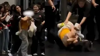 中国女粉丝称，自己遭四名工作人员带走，她出于自卫反抗后，被其中一个工作人员按倒在地，并遭扯发、扭打。（互联网）