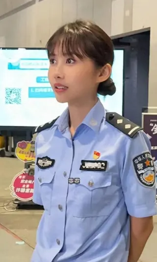 網友認為女公安跟邱淑貞飾演的小昭神韻非常像，眼睛十分靈動。（翻攝微博）