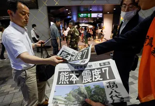 日本《读卖新闻》在东京分发报道九州熊本地震的号外。（路透社）
