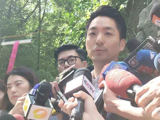 原本今天上海也將派代表訪團來台參與活動，卻又傳出陸委會用各種理由封殺、卡關？蔣萬...