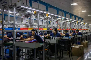 美国关税政策的摇摆导致中国与东南亚许多商品的税率趋同，使这家位于泰国的中资工厂陷入进退两难的境地。