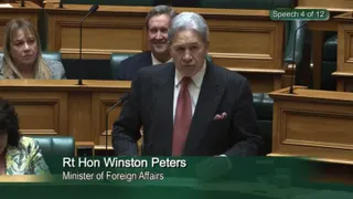 周三在一次关于纽西兰应对新冠肺炎疫情的辩论中，民粹主义政党纽西兰优先党领袖兼外长彼得斯对一位华裔议员说“滚回你自己的国家”。（图取自X/@TrevorJ24567534）