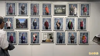嘉義市「眷戀眷村」攝影計畫的展出作品。(記者林翠儀攝)