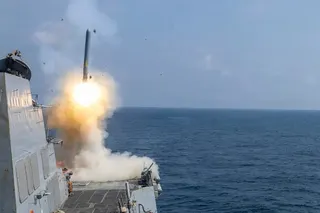 美國勃克級驅逐艦「布萊克號（DDG-119）」執行「史詩憤怒行動」，對伊朗目標發射戰斧巡弋飛彈。 圖：翻攝US NAVY