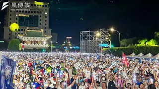 台中市副市長鄭照新表示，從這次的食安危機來看，過去各自為政的六都和國民黨團在這次配合得相當順暢。圖為7月25日「我是人，我反毒台」凱道集會現場參與民眾。（資料照，劉偉宏攝）