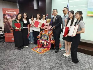 駐越南台北經濟文化辦事處台灣教育部獎學金頒獎典禮31日舉行，受獎者開心與代表劉世忠（右4）合影。越南學子表示，台灣現代化、自由與文化令人印象深刻，盼未來能扮演台越交流的推手。（駐越南經濟文化辦事處提供）中央社記者曾婷瑄河內傳真　115年7月31日