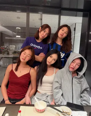 小S（前排右一）超搞怪鬼臉照被出賣。（圖／翻攝自賈永婕臉書）