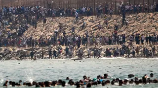 Migrantes cruzan desde Marruecos hacia el enclave español de Ceuta, el jueves 30 de julio de 2026.