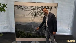 攝影家沈昭良指著自強新村在高雄市區的位置，這是台灣眷村改建之後，目前還具有完整的唯一大型的集合式眷村。 (記者林翠儀攝)